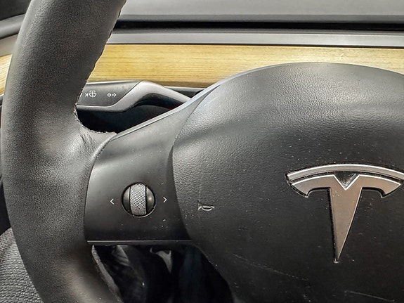 Tesla Model Y 17 of 30