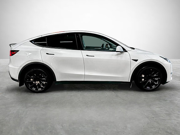 Tesla Model Y 6 of 30