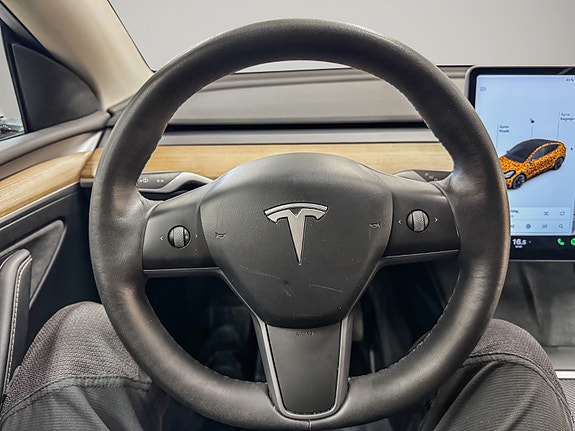 Tesla Model Y 16 of 30