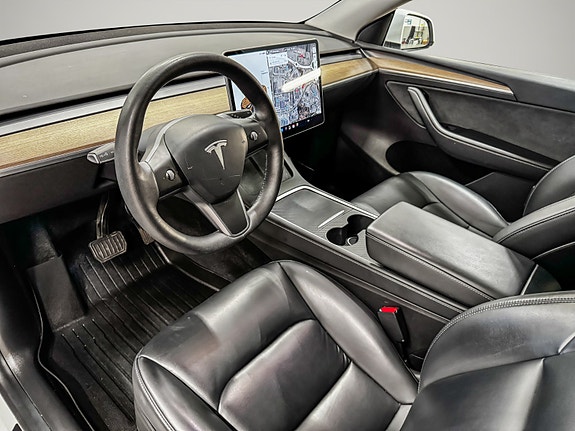 Tesla Model Y 14 of 30