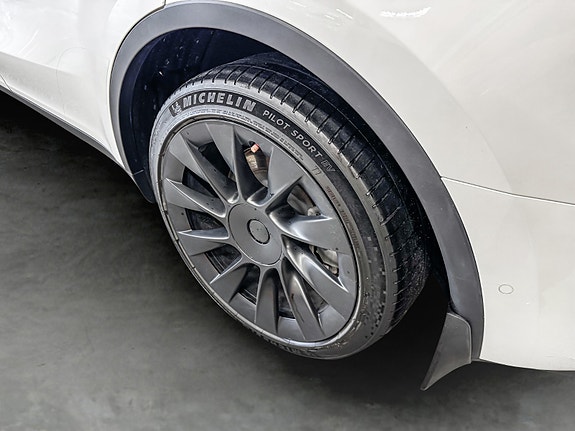 Tesla Model Y 9 of 30