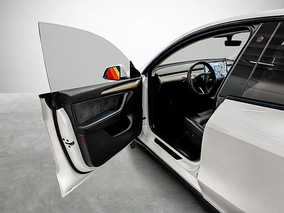 Tesla Model Y 10 of 30