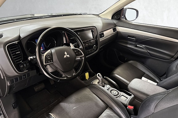 Moderne cockpit med oversiktlig instrumentpanel og kvalitetsmaterialer.