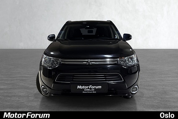 Karakteristisk front med markante LED-lys og aerodynamisk grill.
