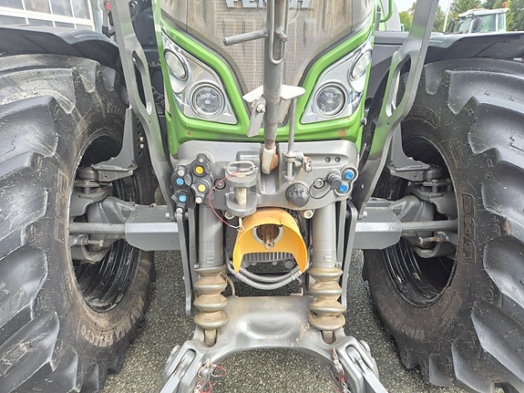 Fendt 724 2 of 7