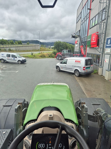 Fendt 724 3 of 7