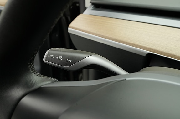 Tesla Model Y 21 of 30