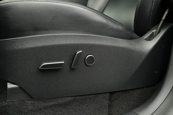 Tesla Model Y 18 of 30