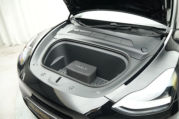 Tesla Model Y 9 of 30