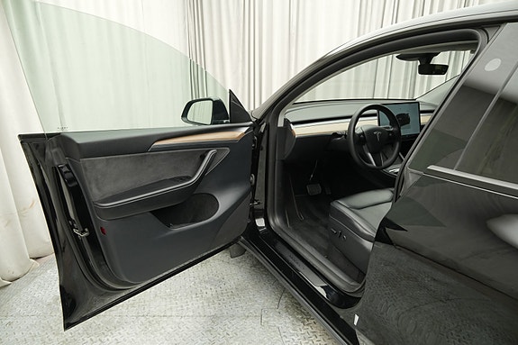 Tesla Model Y 19 of 30