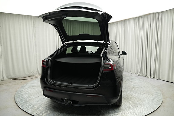 Tesla Model Y 12 of 30