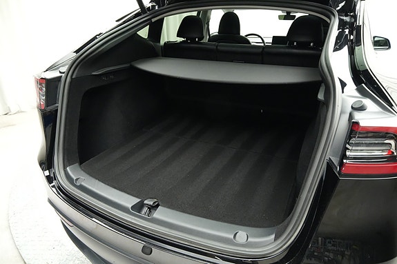 Tesla Model Y 13 of 30