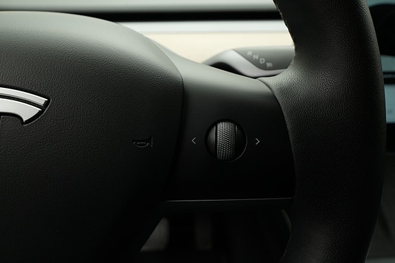 Tesla Model Y 24 of 30