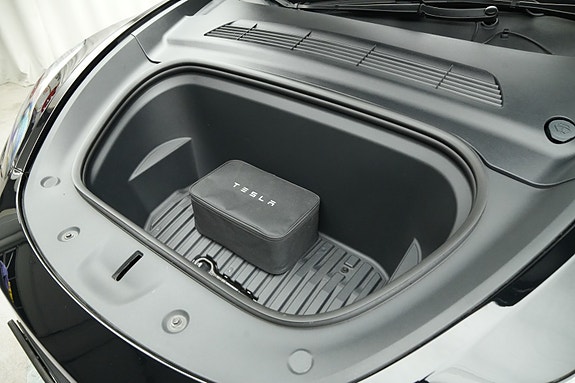 Tesla Model Y 10 of 30