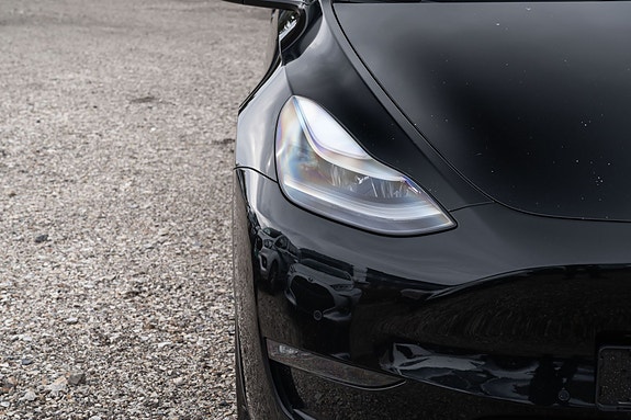 Tesla Model Y 4 of 28