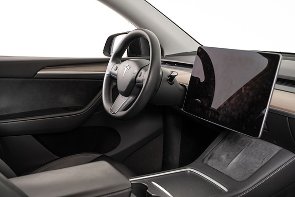 Tesla Model Y 23 of 28