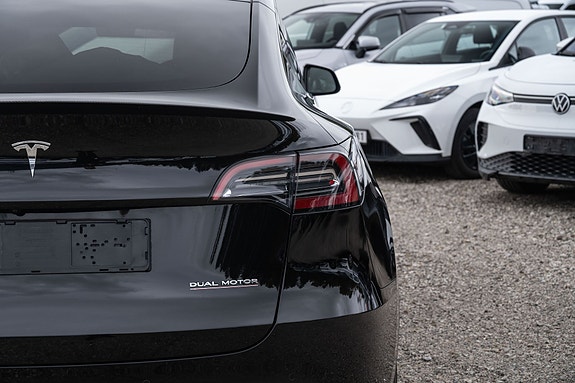 Tesla Model Y 9 of 28