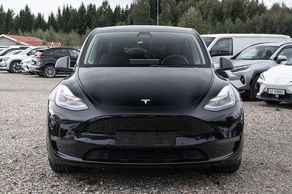 Tesla Model Y 3 of 28
