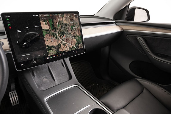 Tesla Model Y 12 of 28