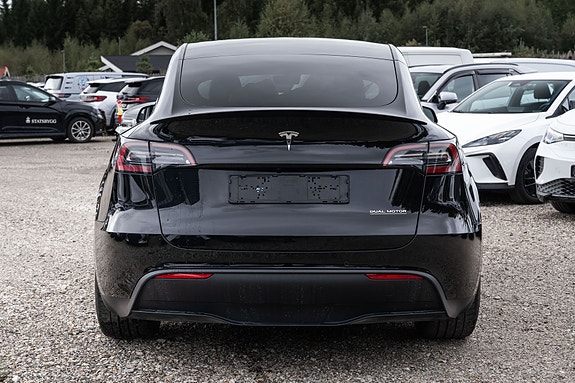 Tesla Model Y 8 of 28