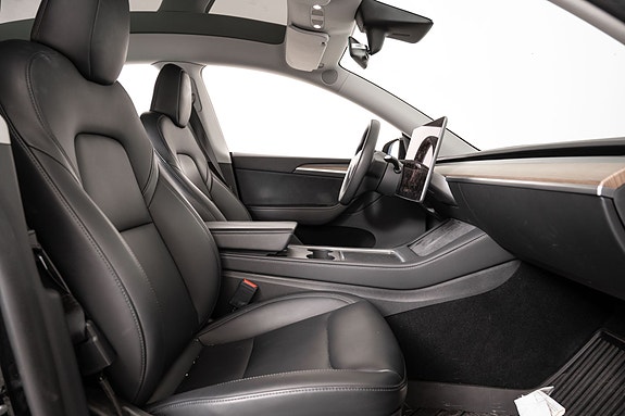 Tesla Model Y 24 of 28