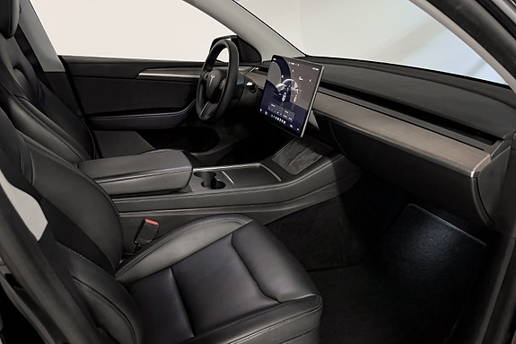 Tesla Model Y 13 of 30