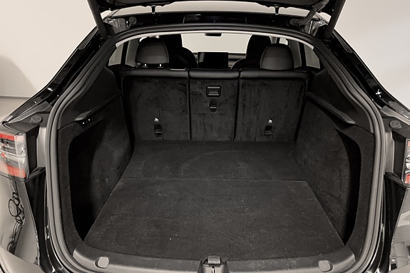 Tesla Model Y 26 of 30