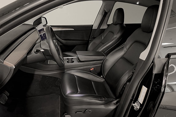 Tesla Model Y 10 of 30