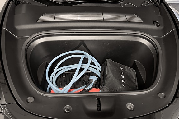 Tesla Model Y 28 of 30