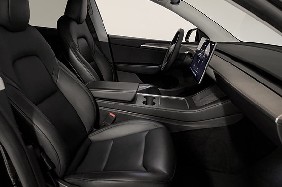Tesla Model Y 14 of 30