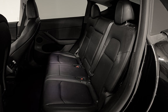 Tesla Model Y 24 of 30