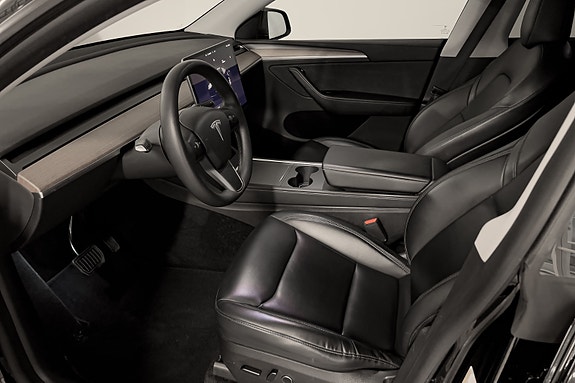 Tesla Model Y 9 of 30