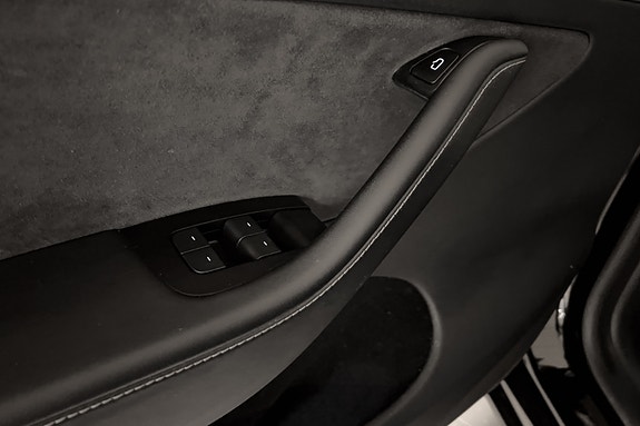 Tesla Model Y 12 of 30