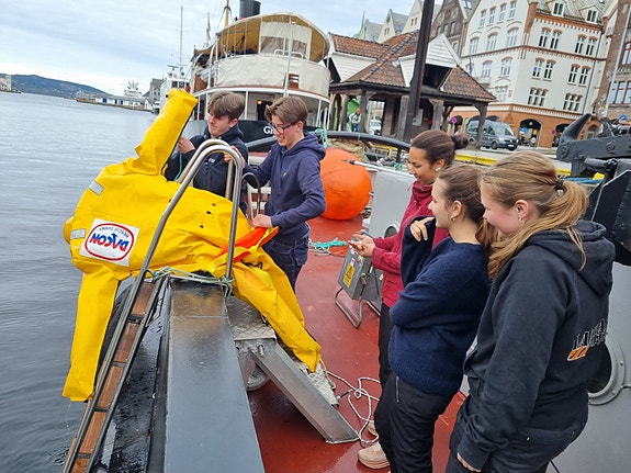 Rekrutteringsarbeid er en viktig del av arbeidet. Bilder viser skoleelever fra Bergen Maritime VGS.