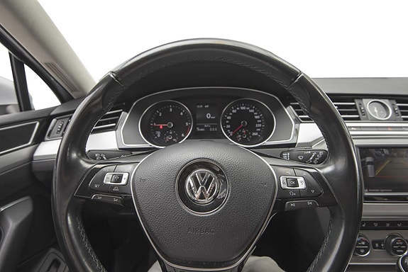 Volkswagen Passat 13 of 22