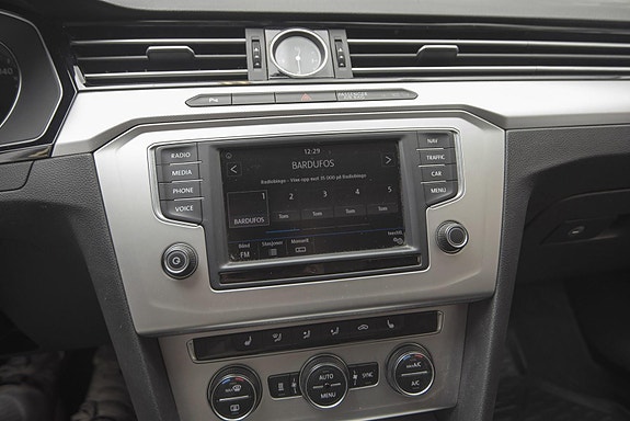 Volkswagen Passat 16 of 22