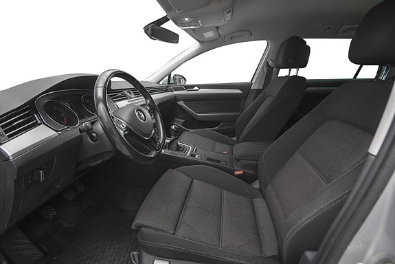 Volkswagen Passat 10 of 22