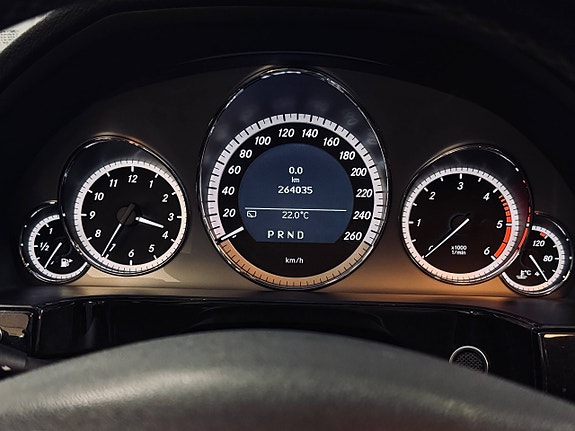 Mercedes-Benz E220 13 of 25