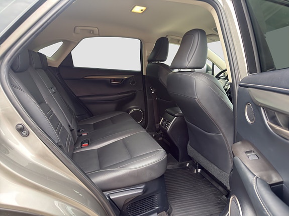 Lexus NX300h 23 of 26