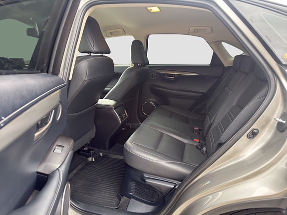 Lexus NX300h 20 of 26