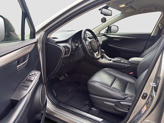 Lexus NX300h 9 of 26