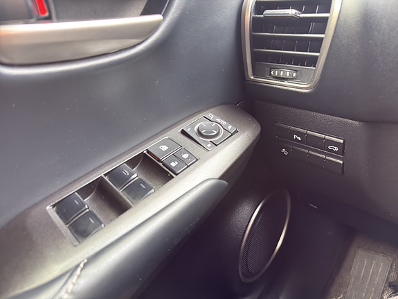 Lexus NX300h 24 of 26