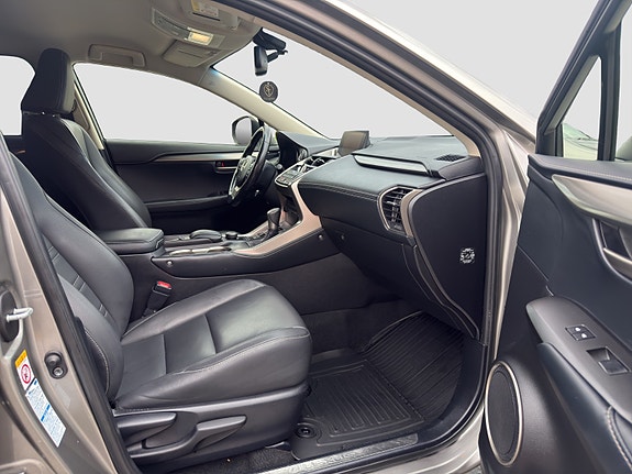 Lexus NX300h 22 of 26
