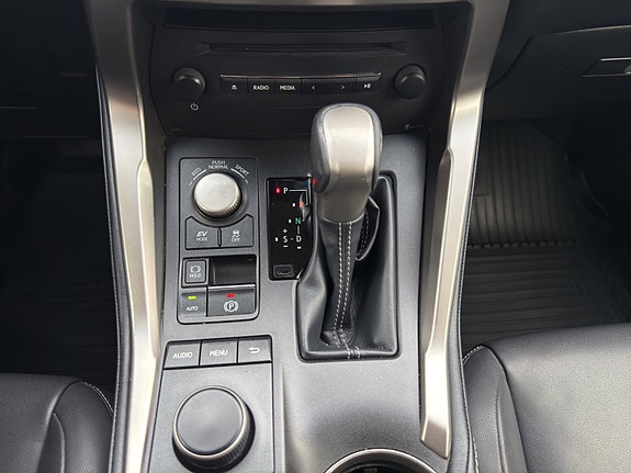 Lexus NX300h 16 of 26