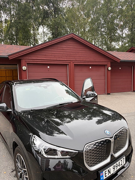 BMW iX1 3 of 6