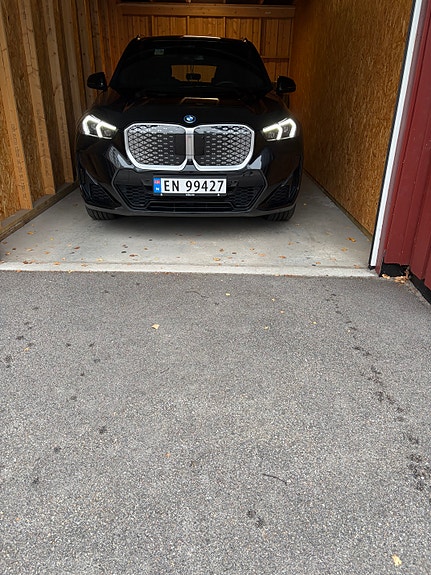 BMW iX1 2 of 6