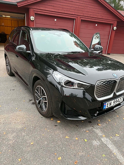 BMW iX1 4 of 6
