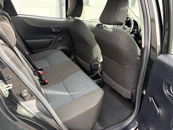 Toyota Yaris 19 of 30