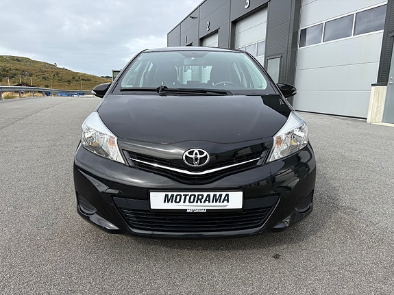 Toyota Yaris 8 of 30