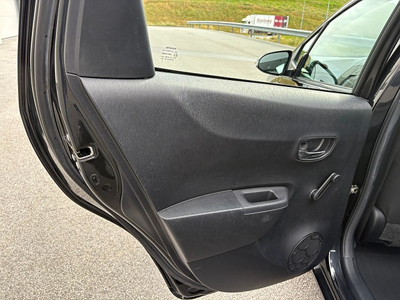 Toyota Yaris 12 of 30